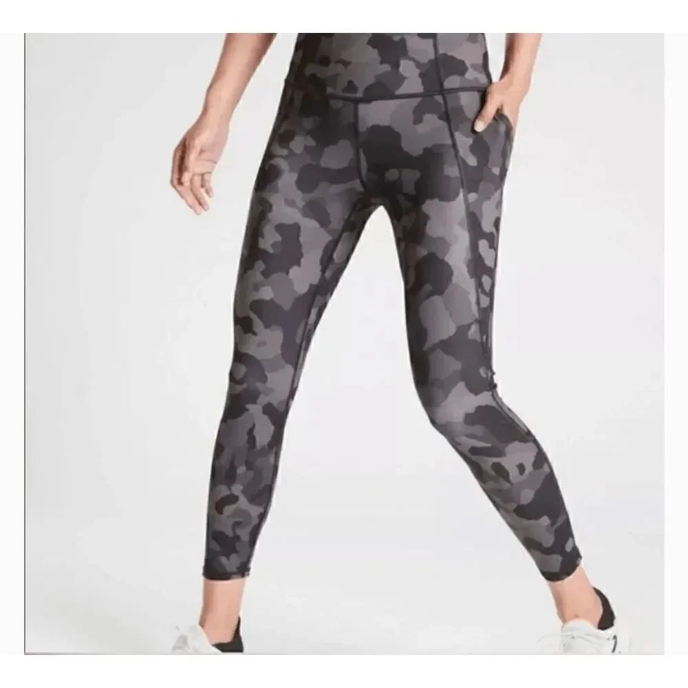 Athleta Lightning Camo 7/8 Tight Legging Size M